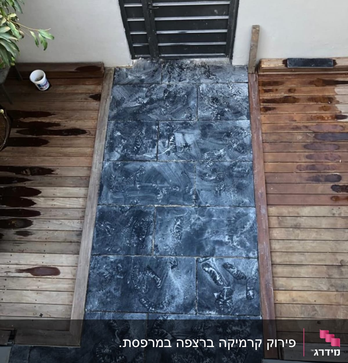 ריצוף חדש עם סימני רגליים, דק עץ רטוב